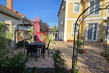 Дом, 251 м², 3 эт.